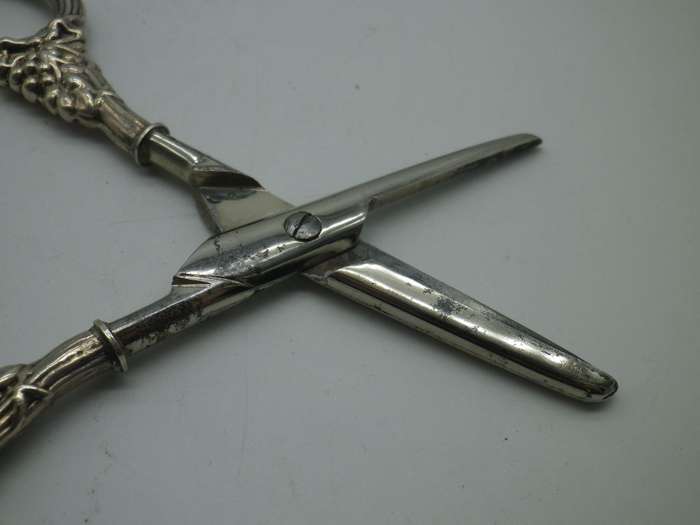 Hallmarked Edwardian Sterling Silver Handled GRAPE SCISSORS. Birmingham, 1901 Levi & Salaman. Boxed.