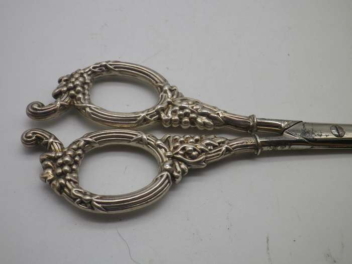 Hallmarked Edwardian Sterling Silver Handled GRAPE SCISSORS. Birmingham, 1901 Levi & Salaman. Boxed.