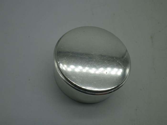 Hallmarked Silver Round Lidded snuff or pill pot Birmingham 1939 Turner & Simpson 4x2cm 26grams