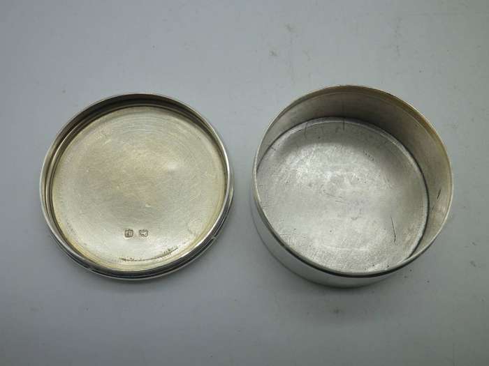Hallmarked Silver Round Lidded snuff or pill pot Birmingham 1939 Turner & Simpson 4x2cm 26grams