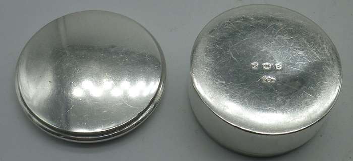 Hallmarked Silver Round Lidded snuff or pill pot Birmingham 1939 Turner & Simpson 4x2cm 26grams