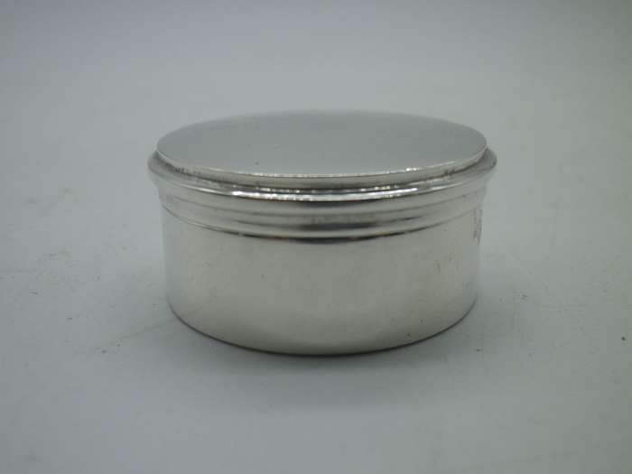 Hallmarked Silver Round Lidded snuff or pill pot Birmingham 1939 Turner & Simpson 4x2cm 26grams