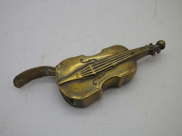 VINTAGE BRASS NOVELTY VESTA CASE  IN SHAPE OF A VIOLIN