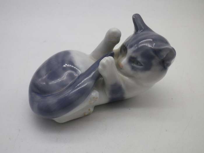 Royal COPENHAGEN Denmark PLAYING KITTEN # 727