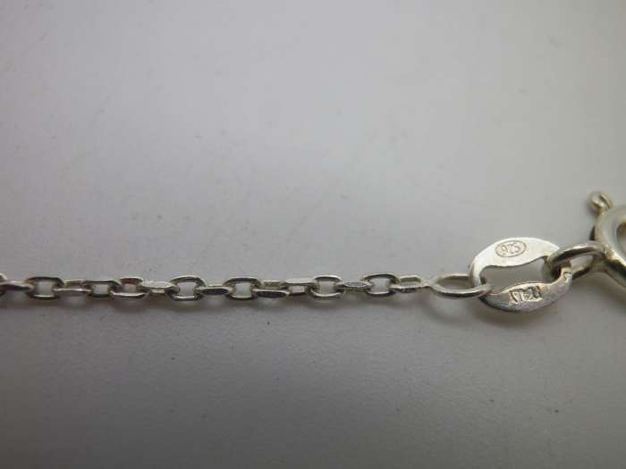 Gorgeous STERLING SILVER & Carved Amber flower necklace. 6.6g 52cm