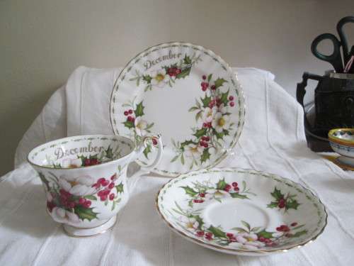 ROYAL ALBERT FLOWER  OF THE MONTH  TRIO (DECEMBER)
