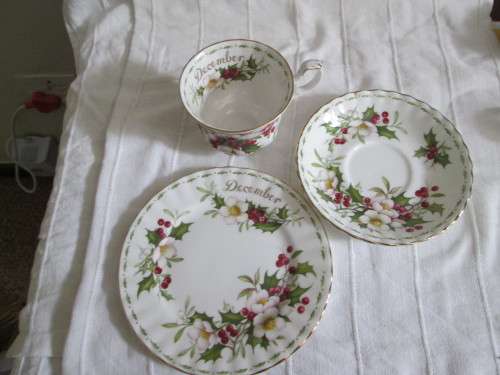 ROYAL ALBERT FLOWER  OF THE MONTH  TRIO (DECEMBER)