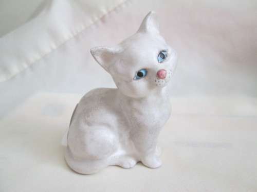 BESWICK LITTLE WHITE  CAT