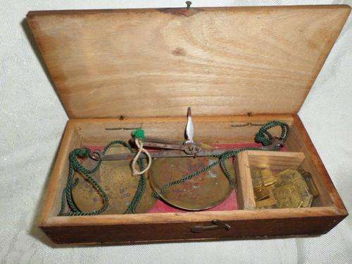 WOW ANTIQUE SCALE THAT WEIGH  DIAMONDS IN ORGINAL WOODEN BOX 12 WEIGHTSI