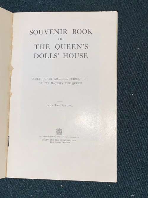 SOUVENIR BOOK OF THE QUEEN`S DOLLS HOUSE