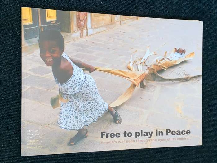 FREE TO PLAY IN PEACE ANGOLA`S WAR SEEN THROUGH THE EYES OF IT`S CHILDREN