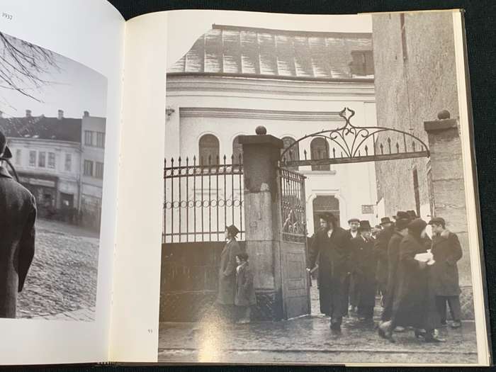 A VANISHED WORLD BY ROMAN VISHNIAC