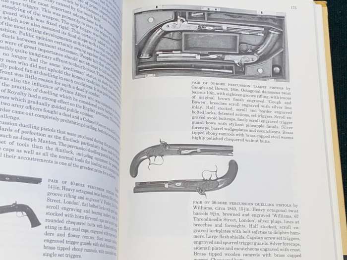 THE COLLECTOR`S ILLUSTRATED GUIDE TO FIREARMS BY MARTIN MILLER