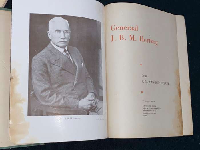 GENERAAL J.B.M. HERTZOG DEUR C.M. VAN DEN HEEVER 1944