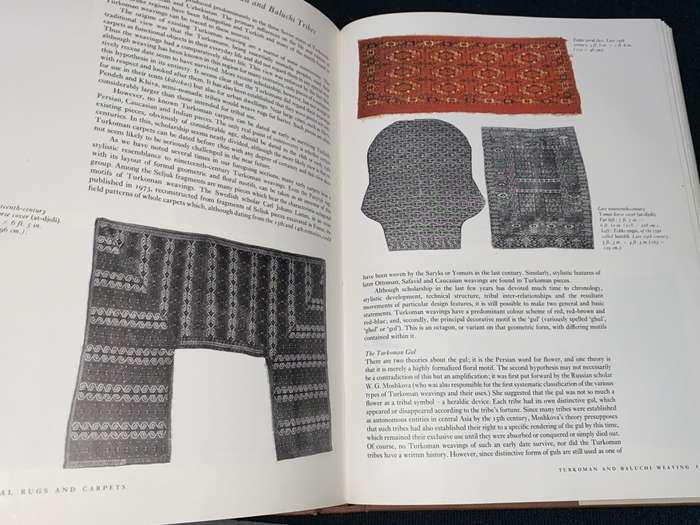 THE COUNTRY LIFE BOOK OF RUGS & CARPETS OF THE WORLD EDITED BY IAN BENNETT