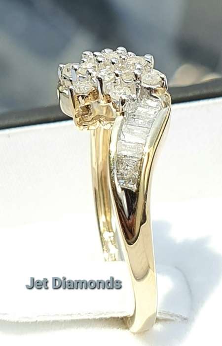 **SWIRL DESIGN | R31632** ROUND / BAGUETTE CUT | 0.800ct | DIAMOND RING | YELLOW GOLD - BUY SAFE