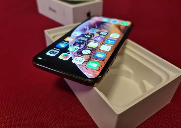 IPHONE XS - 64GB - GOLD - SMALL CRACK ON THE CORNER