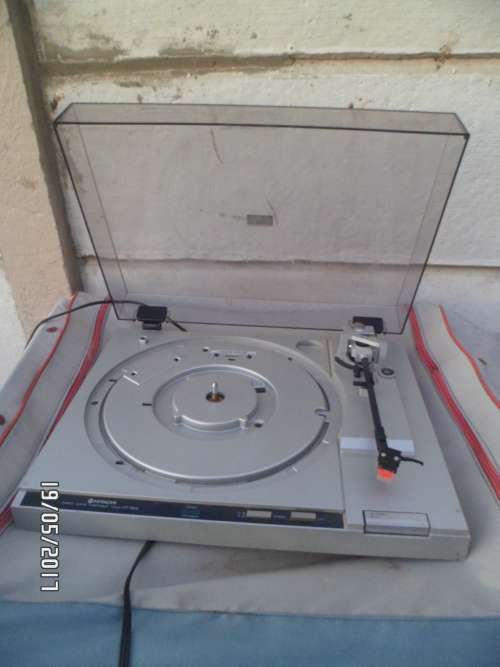 VINTAGE LP PLAYER AS PER PICTURESOLD AS IS,NOT TESTED
