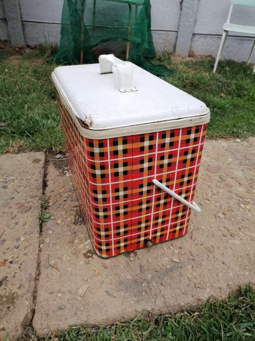 Vintage Willow cooler box. Condition as per picture