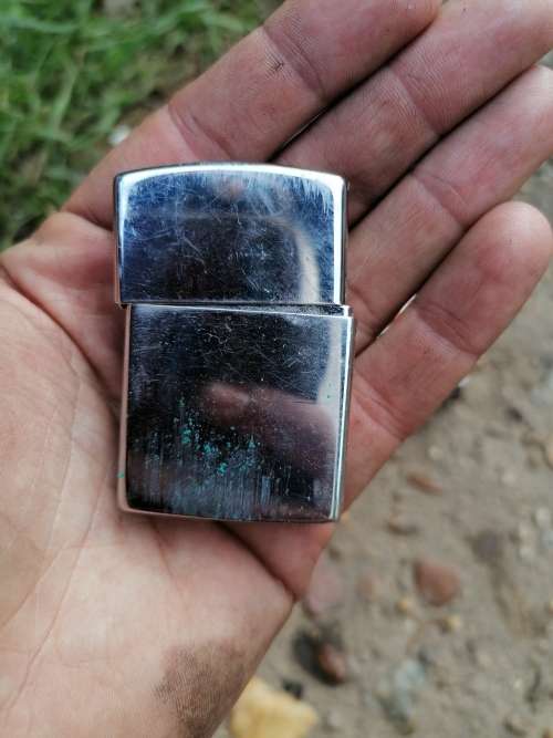 Vintage lighters. Need some work included a original zippo. Working condition