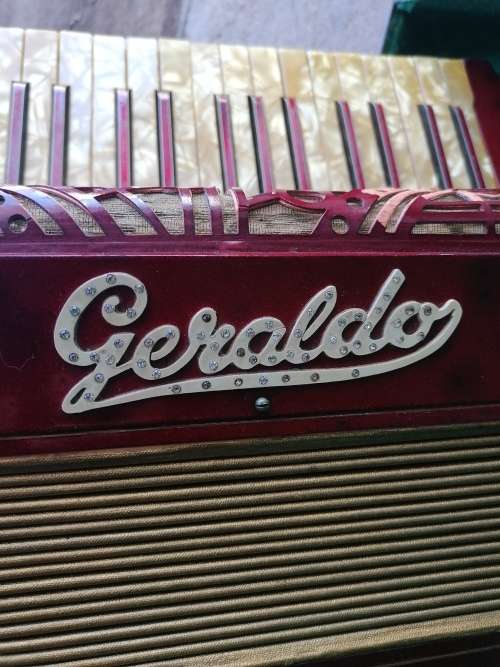 AN EARLY TO MID 20TH CENTURY GERALDO PIANO ACCORDION