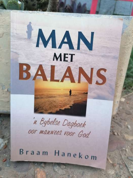 Man met balans n bybels dagboek