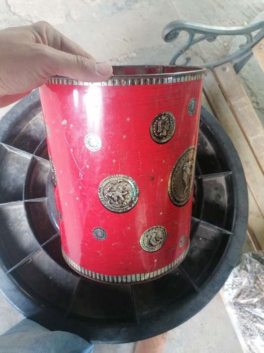 Vintage tin. No lid