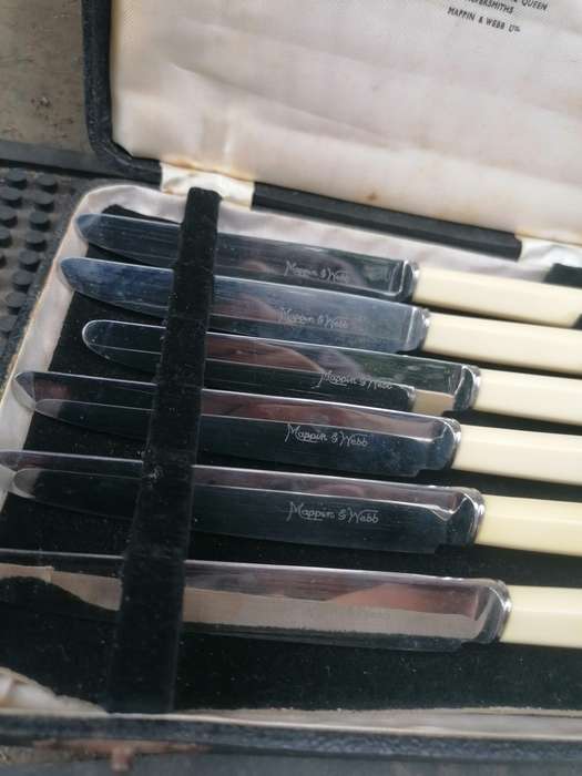 BY APPOINTMENT TO HER MAJESTY THE QUEEN SILVERSMITHS MAPPIN&WEBB LTD KNIVES IN ORIGINAL BOX