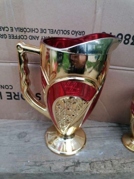 Stunning glassware set. One cup have a chip on the bottom other than that in good condition.
