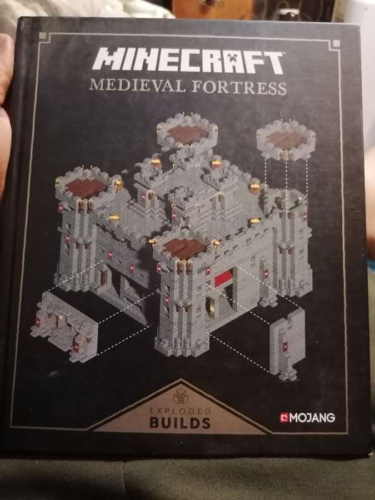 Minecraft: Exploded Builds: Medieval Fortress: An Official Mojang Book