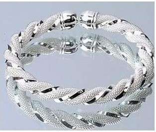 ***L@@@@K!!*** STUNNING SILVER BANGLE!!