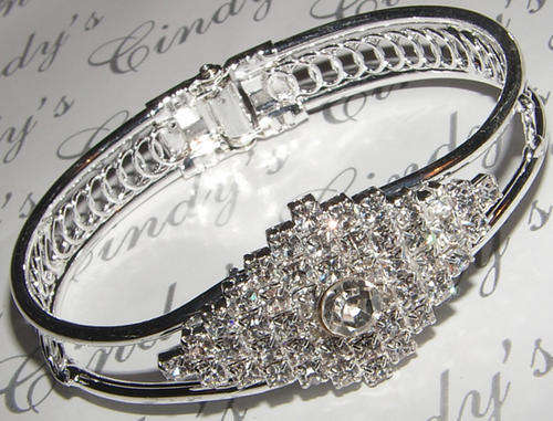 GLAMOUR AND GLITZ WHITE RHINESTONE LADIES BANGLE!