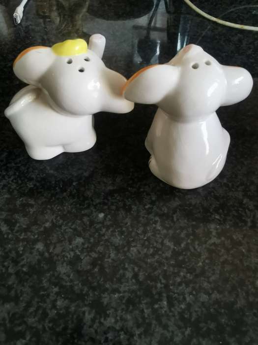 VINTAGE ELEPHANT SALT AND PEPPER SET