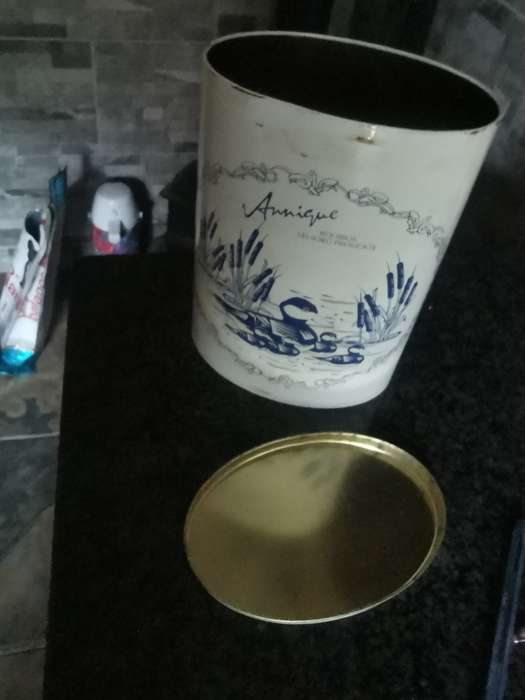 VINTAGE ANNIQUE  TIN