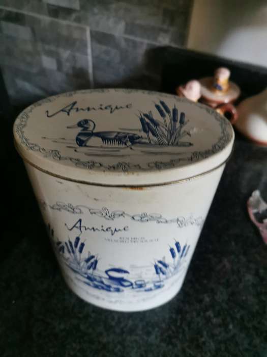 VINTAGE ANNIQUE  TIN