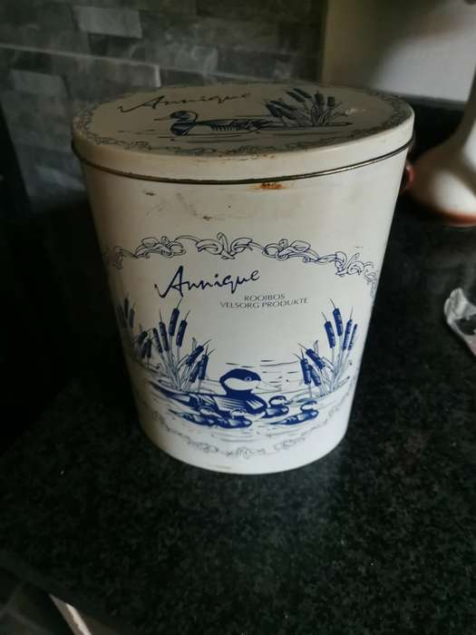 VINTAGE ANNIQUE  TIN