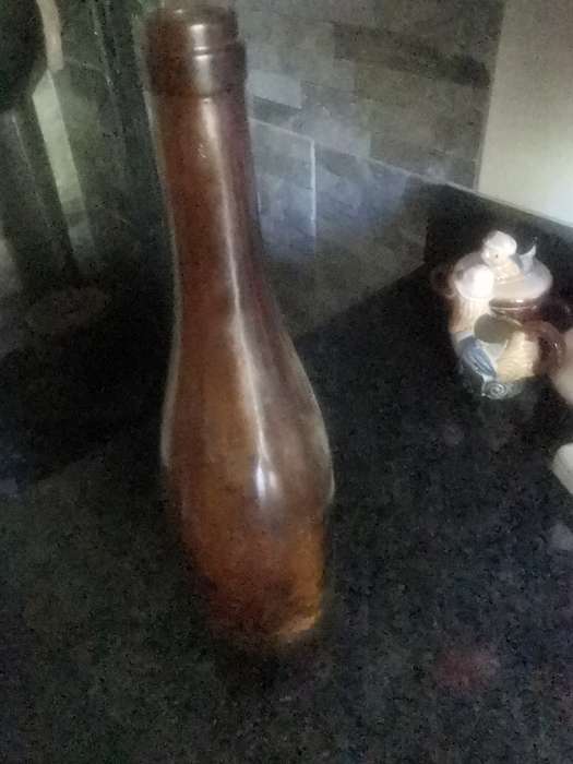VINTAGE COLLECTABE BOTTLE