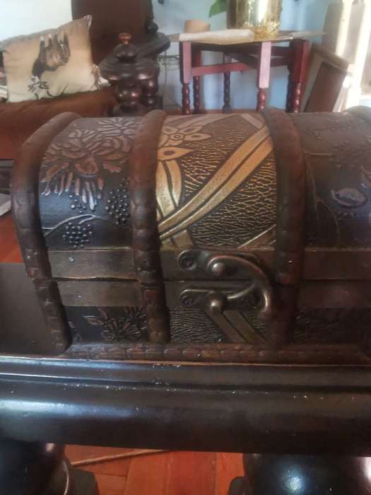 COLLECTABLE JEWELRY BOX