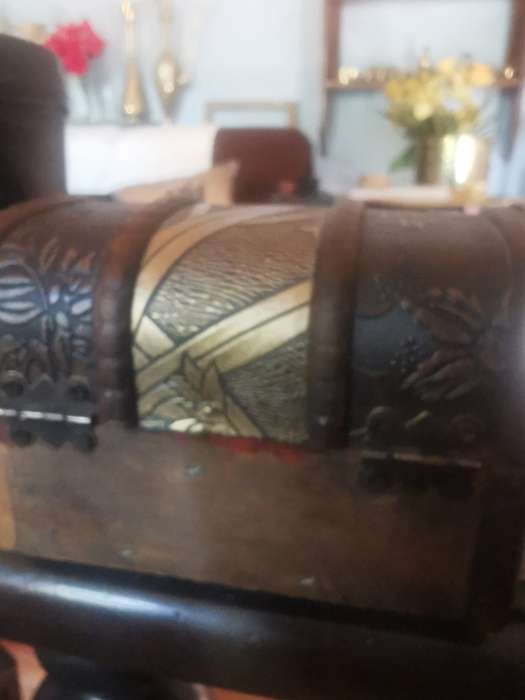COLLECTABLE JEWELRY BOX