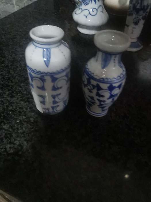 2 VINTAGE 9.5CM VASES