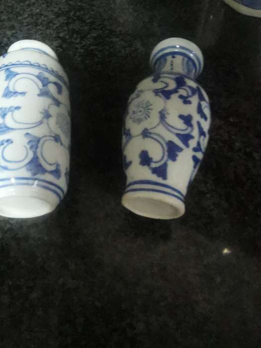 2 VINTAGE 9.5CM VASES