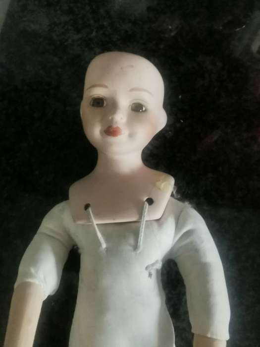 COLLECTABLE PORCELAIN DOLL
