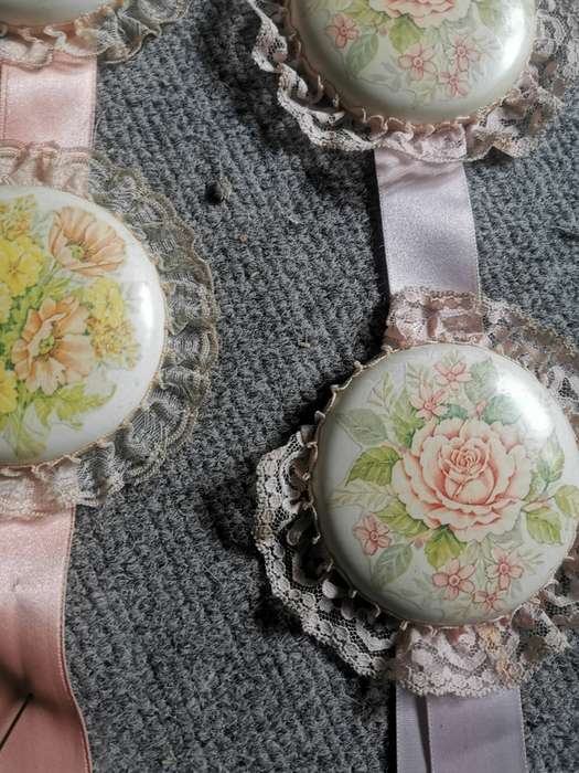2 VINTAGE WALL DECORATIONS