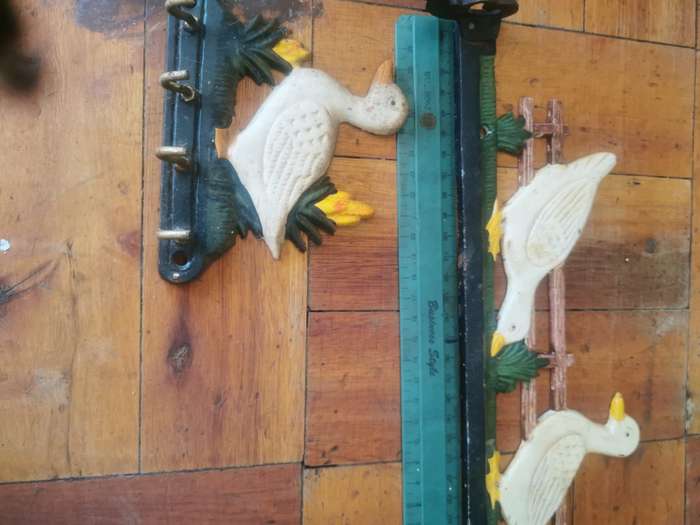 VINTAGE IRON CHICKEN DECOR
