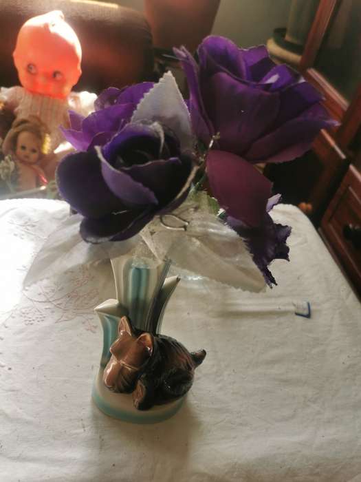 VINTAGE FLOWER VASE WITH FLOWERS