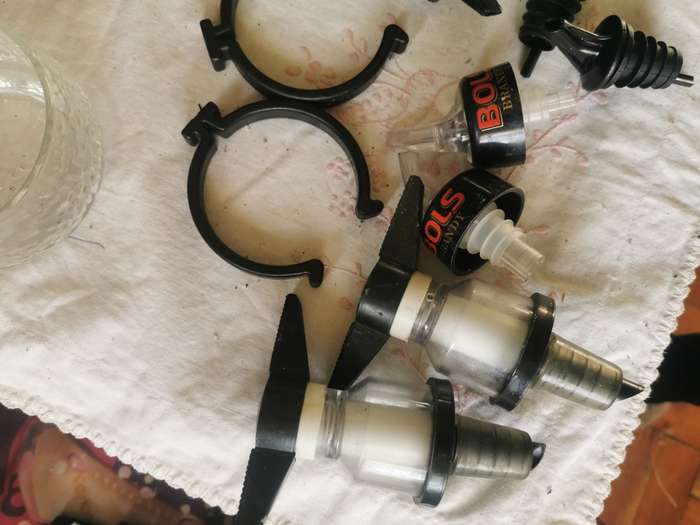 LOT LIQUID POURERS