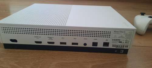 Xbox One S 1TB + Controller + 1 Game