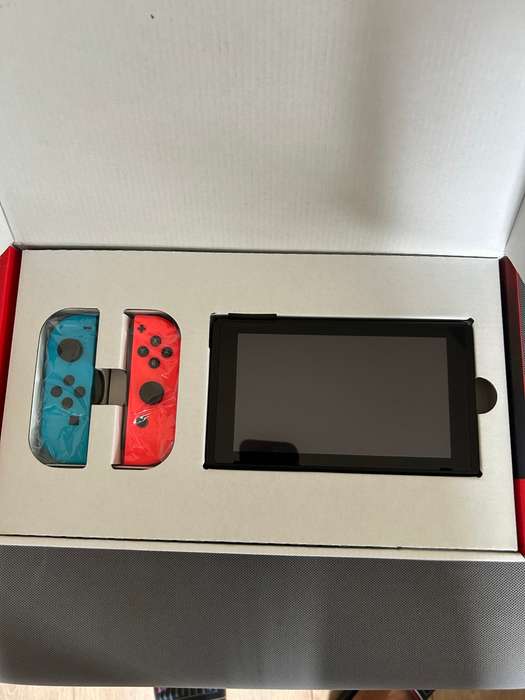 Nintendo Switch V2 Neon Red / Neon Blue + 1 Game + Case