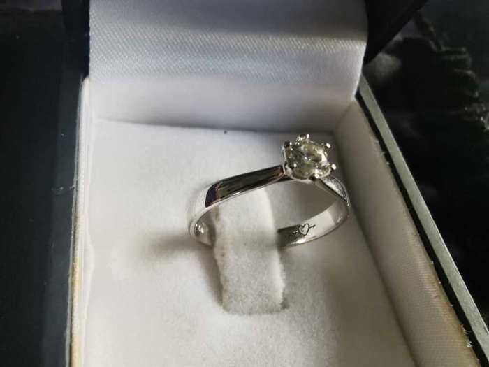 18ct WHITE GOLD RING