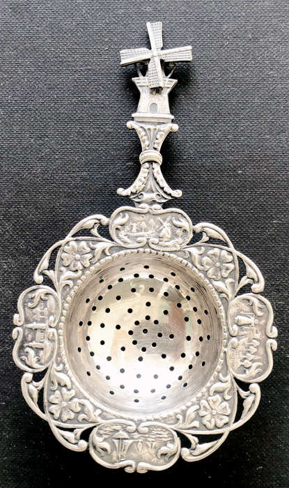 SILVER TEA STRAINER DUTCH 90